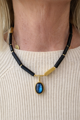 nowoczesny-naszyjnik-krauza-czarny-turmalin-i-labradoryt-damski-zlocony