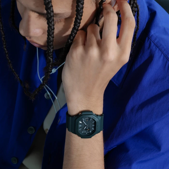 Ciemnozielony-Casio-G-SHOCK-GAC-2500-3AER-z-analogową-tarczą-srebrzystymi-indeksami-i-pomarańczowymi-detalami4