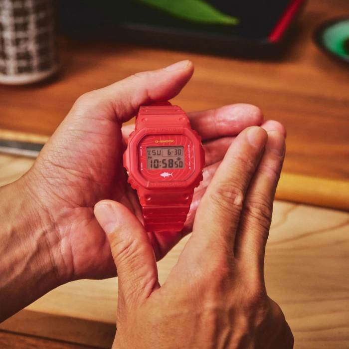 Czerwony-półprzezroczysty-zegarek-Casio-G-SHOCK-DW-5600SSH-4-Sushi-z-motywem-tuńczyka-i-zielonym-logo4