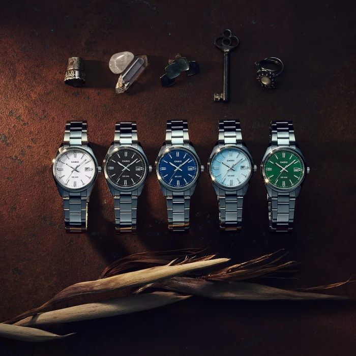 Zegarek-unisex-Casio-UTP-1302PD-1AVEF-35-mm-z-czarną-tarczą-żłobionym-bezelem-i-srebrną-stalową-bransoletą1