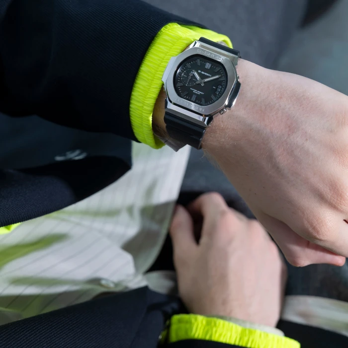 Zegarek-męski-Casio-G-SHOCK-GMC-2500-1AER-z-czarną-tarczą-srebrzystą-stalową-lunetą-i-czarnym-paskiem-sportowy-g-steel4